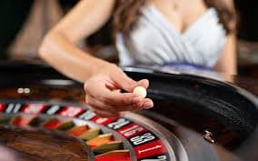 Antarmuka aplikasi mobile mustikajitu menampilkan menu utama dengan opsi deposit, pertandingan Liga 1, dan meja live dealer
